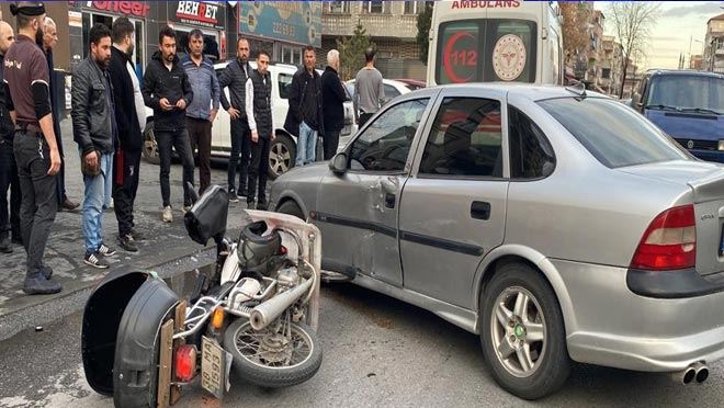 Motosiklet, otomobile çarptı: 1 yaralı
