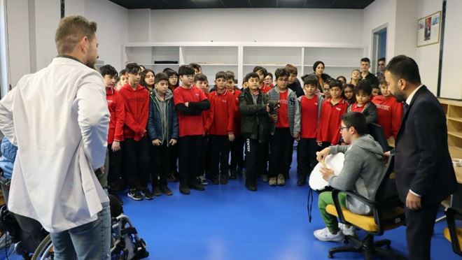 Engelleri ortadan kaldıran merkez, öğrencileri misafir ediyor