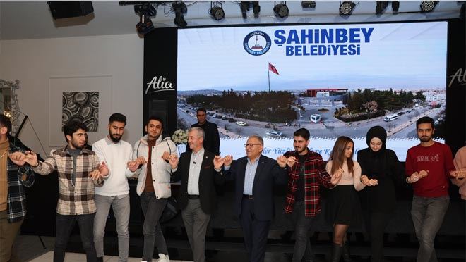 Başkan Büyükkılıç Gaziantepli öğrencilerle halay çekti