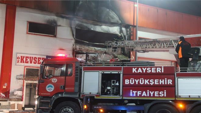  Mobilya imalathanesi yangında küle döndü