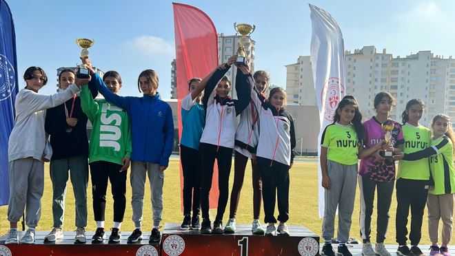 Atatürk Koşusu’nda Talasgücülü atletler yarışmalarda madalyalar için kürsüye çıktılar