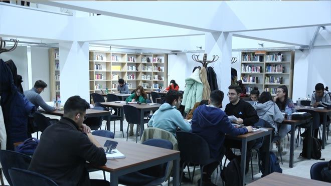  Erkilet Kütüphanesi gençlerin ilgi odağı oldu