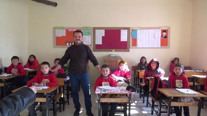 Okulda öğretmen, camide imam