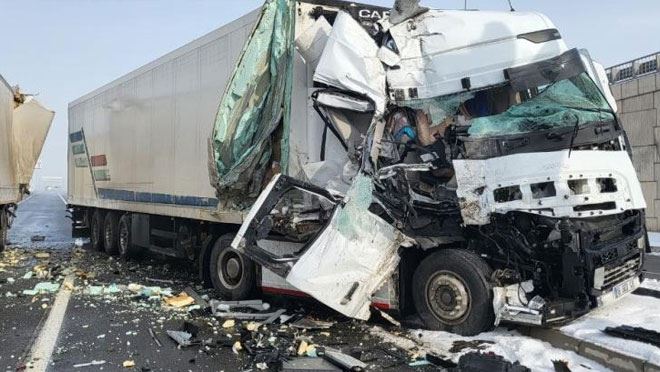 Kayseri’de feci kaza, tır kağıt gibi ezildi