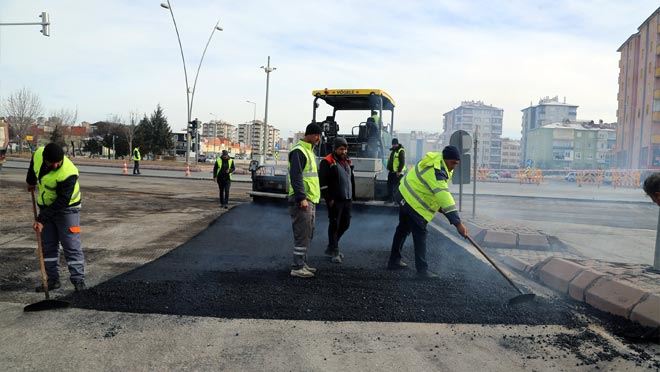 Kış şartlarından olumsuz etkilenen yolları onarılıyor