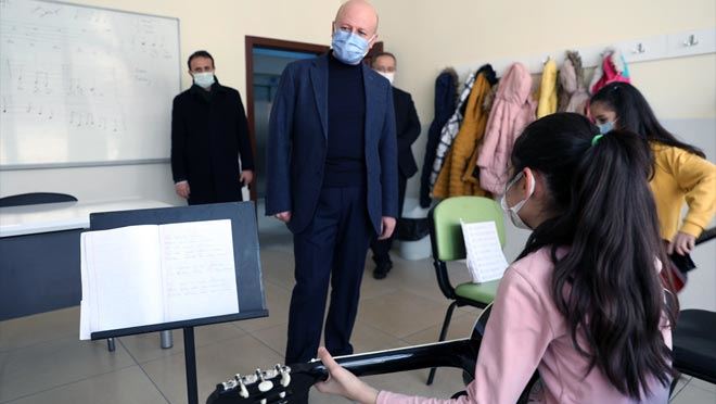 Çolakbayrakdar: “Çocuklarımızı geleceğe hazırlıyoruz”