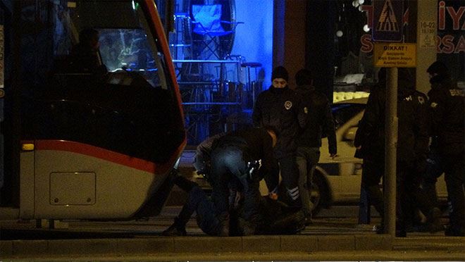 Alkollü Şahıs Tramvayın Önüne Yattı Ortalığı Birbirine Kattı