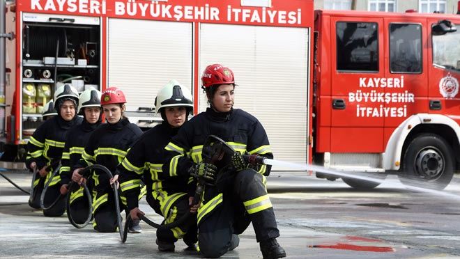 Kadın İtfaiyecilere zorlu eğitim