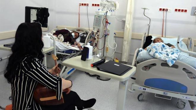 Hastane odasında sazlı sözlü konser