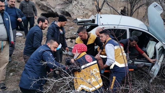 20 metre yükseklikten uçuruma yuvarlanan otomobilde can pazarı