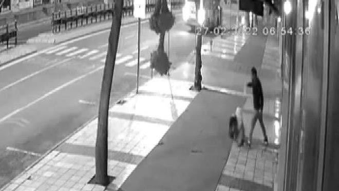 Kadını tekme tokat dövdü