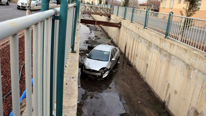 Kanala uçtukları otomobili bırakıp kaçtılar