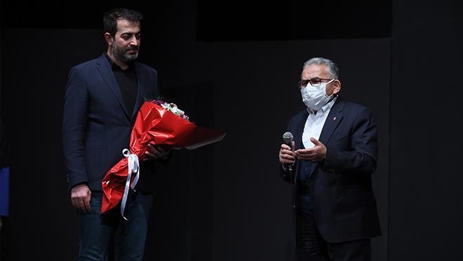 Başkan Büyükkılıç “Yunus Emre” adlı tiyatro oyununu izledi