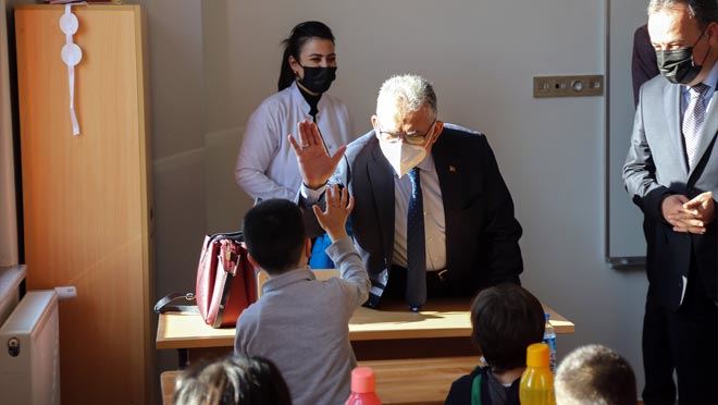 Başkan Büyükkılıç minik yürekleri yalnız bırakmadı