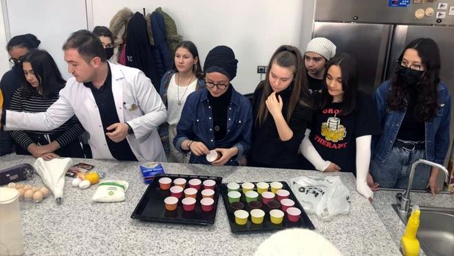 Gençler, hem eğleniyor hem de öğreniyor