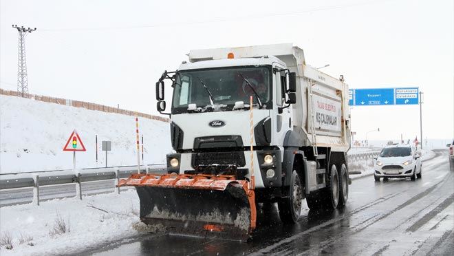 Talas Belediyesi ekipleri kar temizliyor