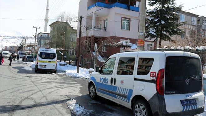 Tüfeğini temizlerken kendi vurdu