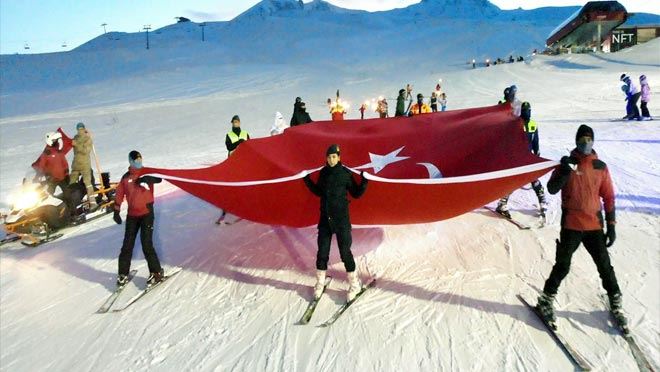 Çanakkale Zaferi şerefine Erciyes’te bayrak açıldı