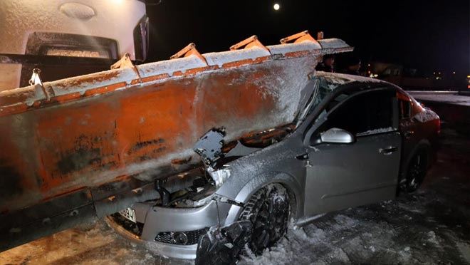 Kar küreme aracının bıçağına ok gibi saplandı