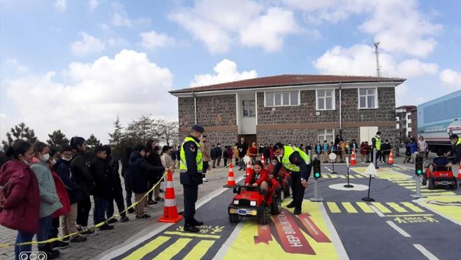 Jandarmadan ortaokul öğrencilerine uygulamalı trafik eğitimi
