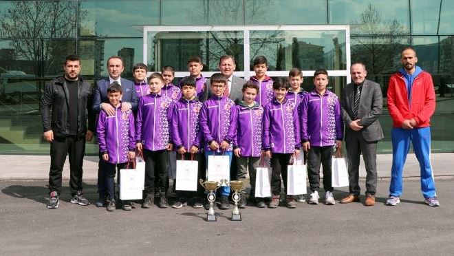 Ali İhsan Kabakcı şampiyonları ağırladı