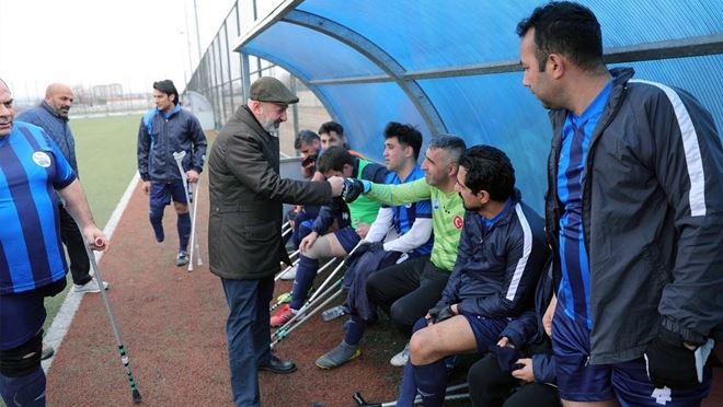 Başkan Çolakbayrakdar ampute takımının maçını izledi