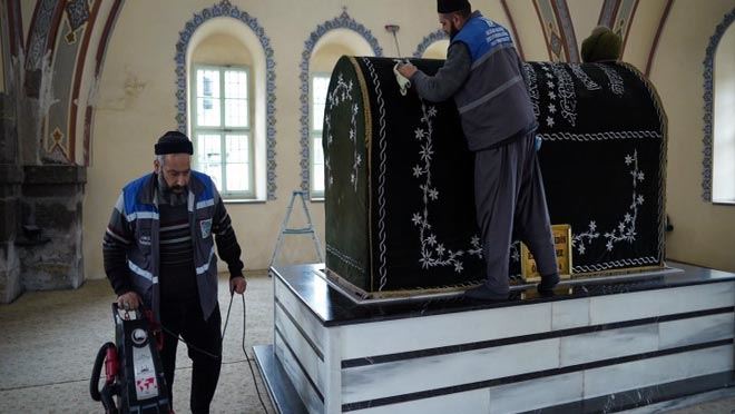 Türbelerde gül suyu ile genel temizlik