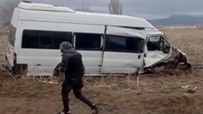 İşçi minibüsü devrildi