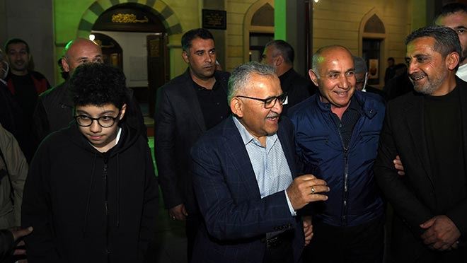Başkan Büyükkılıç, Teravihte Vatandaşla Etkinlikte Çocuklarla Kucaklaştı