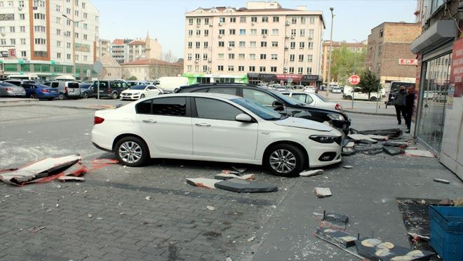 Şiddetli rüzgar çatıları uçurdu