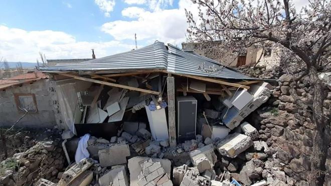 Tüp patladı, ortalık savaş alanına döndü