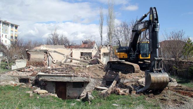 Bünyan’da metruk binalar yıkılıyor