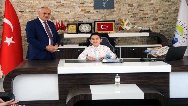 Başkan Öztürk koltuğunu çocuklara devretti