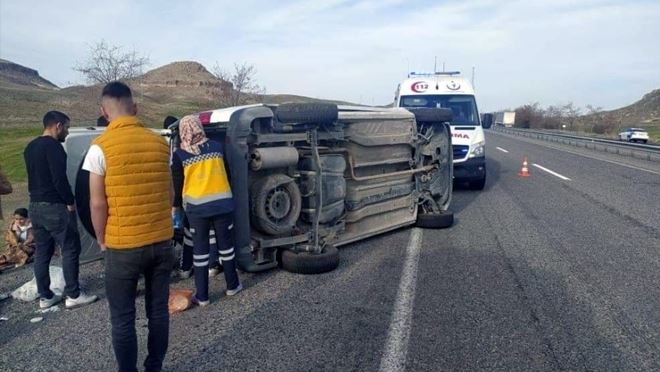 Ticari araç yan yattı: 7 yaralı