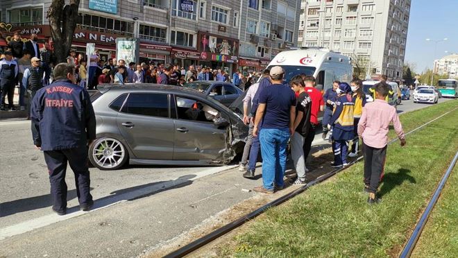 Kaza yapan otomobil 50 metre sürüklendi