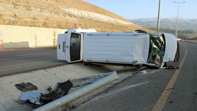 Kontrolden çıkan minibüs devrildi