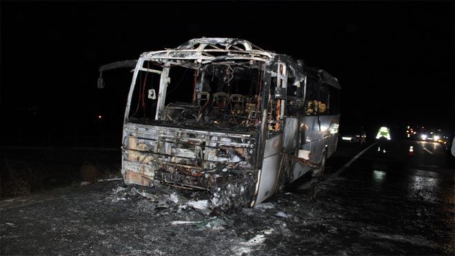 Yanan midibüs kullanılamaz hale geldi