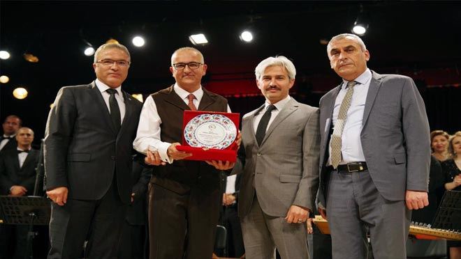 Öğretmen, öğrenci ve velilerden oluşan koro