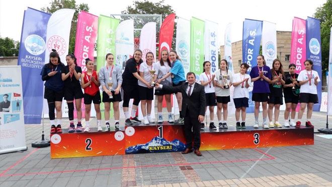 Cumhuriyet meydanında basketbol heyecanı