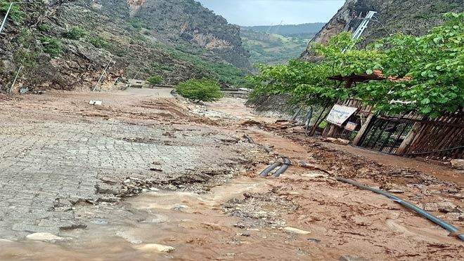 Sağanak yağış sel ve heyelana neden oldu
