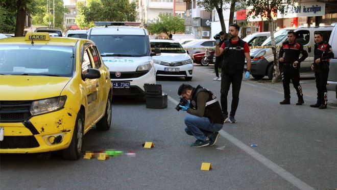 Taksi sahibinin oğlu, şoförü kafasından vurdu