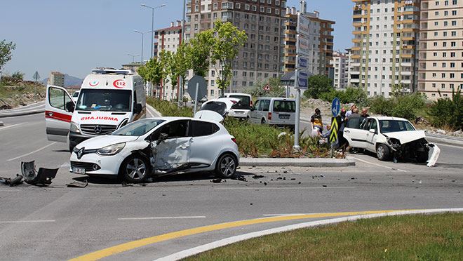 Otomobiller Çarpıştı, 4 Yaralı  