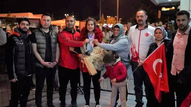Olimpiyat üçüncüsü Arslan çiçeklerle karşılandı