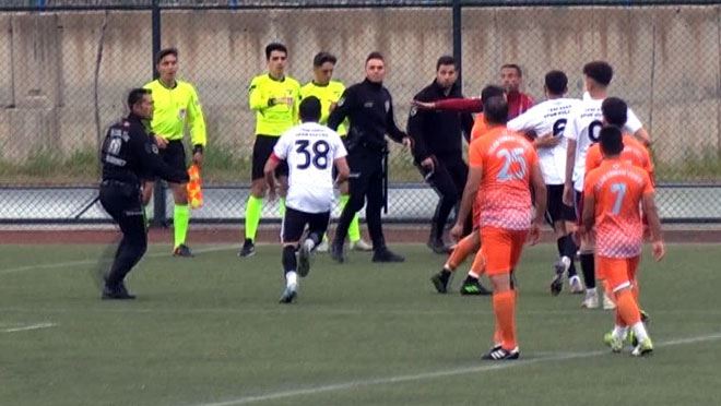 Futbolcu hakeme saldırdı maç tatil edildi