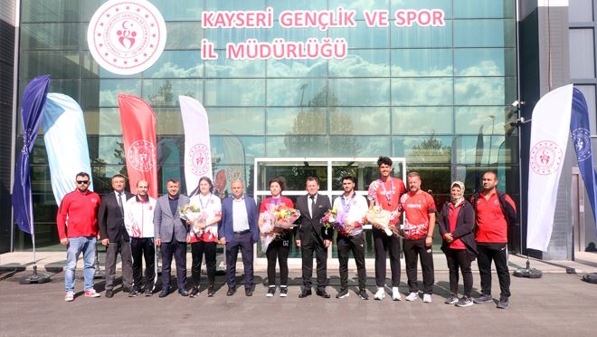 Şampiyonlar törenle karşılandı