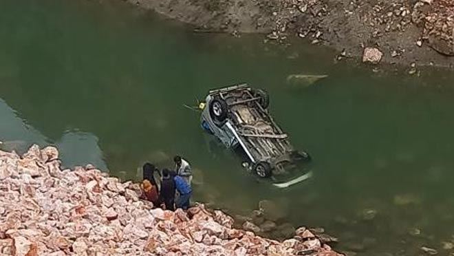 Araç dereye düştü: 4 yaralı