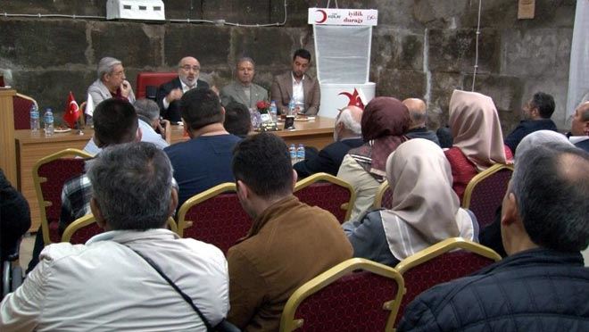 Rektör Karamustafa gençlerle çay-simit buluşmasında bir araya geldi