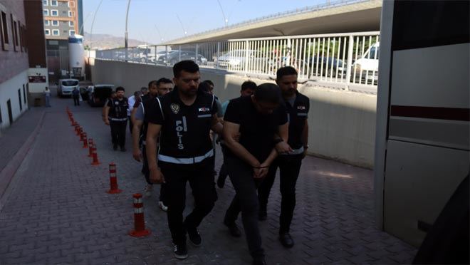 Vatandaşları 100 Milyon Tl Dolandıran 3 Kişi Tutuklandı  