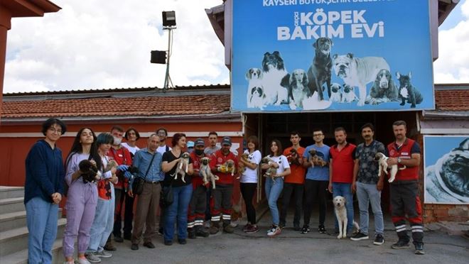 Kocasinan Belediyesi’nin küçük dostlar çalışmalarına liseli öğrencilerinden destek