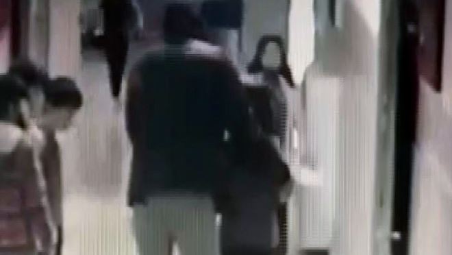 Boğazına pasta takılan öğrencisini böyle kurtardı